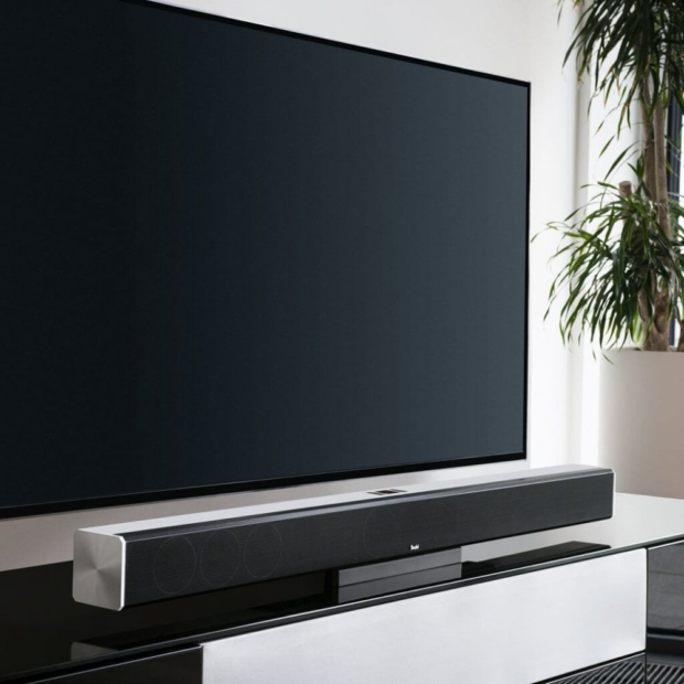 Fernseher: In einem Wohnzimmer sieht man einen fernseher vor dem eine Soundbar von Teufel platziert wurde.