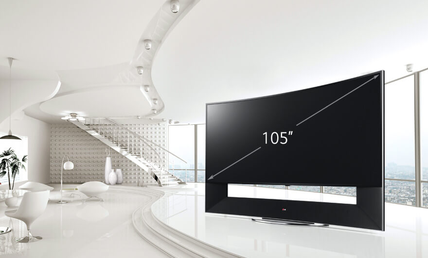 Ein 105-Zoll-LG-Fernseher, der in einem Wohnzimmer steht.