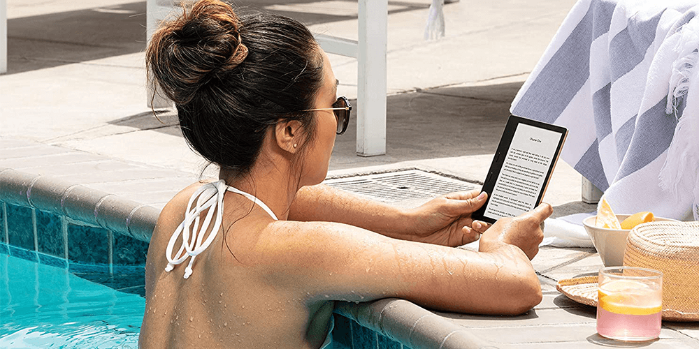 Frau mit E-Book-Reader im Swimming-Pool