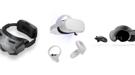 Drei verschiedene VR-Headsets vor weißem Hintergrund.