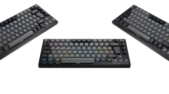 Die Corsair K65 Plus Wireless auf weißem Hintergrund. Die kabellose Gaming-Tastatur ist jeweils von schräg oben zu sehen. Im linken von drei Bildern ist sie um ca. um 45 Grad nach links gedreht zu sehen, im rechten wird sie um 45 Grad nach rechts gedreht gezeigt.
