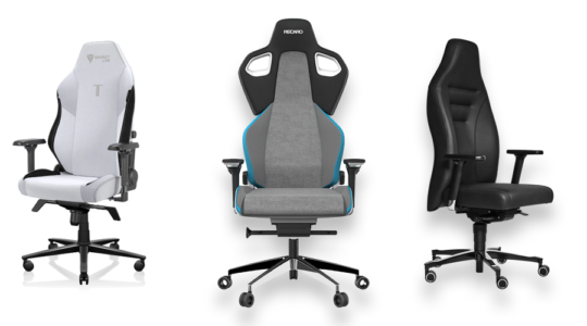 Vor einem weißen Hintergrund sind drei Gaming-Stühle abgebildet. Der linke Stuhl ist in Schwarz und Weiß gehalten. Der mittlere ist größtenteils grau mit blauen und schwarzen Elementen. Die Farbe des rechten Stuhls auf dem Bild ist Schwarz.