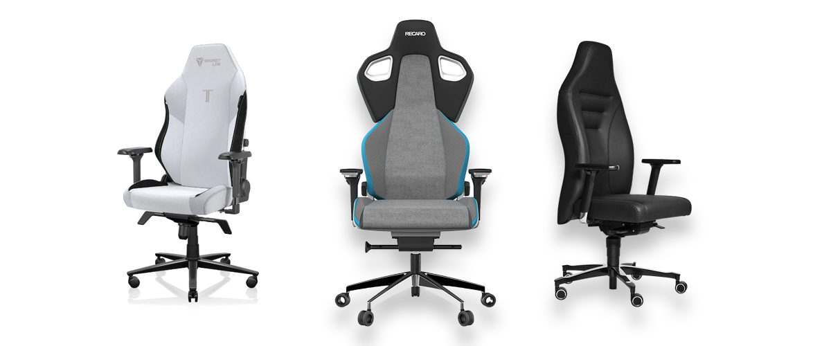 Vor einem weißen Hintergrund sind drei Gaming-Stühle abgebildet. Der linke Stuhl ist in Schwarz und Weiß gehalten. Der mittlere ist größtenteils grau mit blauen und schwarzen Elementen. Die Farbe des rechten Stuhls auf dem Bild ist Schwarz.