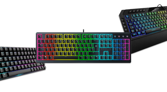 Die drei Gaming-Tastaturen Sharkoon Skiller SGK50 S3 in Schwarz, Razer Ornata Chroma V3 und Sharkoon Skiller SGK5 mit bunter Beleuchtung in Form des Regenbogenwelleneffekts vor weißem Hintergrund.
