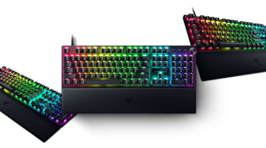 Die Gaming-Tastatur Razer Huntsman V3 Pro aus verschiedenen Perspektiven vor weißem Hintergrund. Die Tasten der schwarzen Tastatur sind bunt beleuchtet.