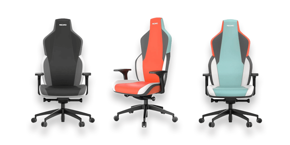 Drei farblich verschiedene Modelle des Gaming-Stuhls Recaro Rae vor weißem Hintergrund.
