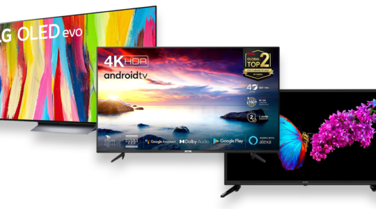 Drei große Fernseher die Standbilder in brillanten Farben zeigen, vor weißem Hintergrund.