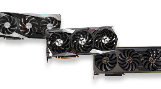 Drei Grafikkarten der Serie AMD RX6950 XT vor weißem Hintergrund.