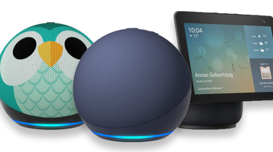 Drei Versionen der Amazon Echo Lautsprecher vor weißem Hintergrund: Echo Dot Kids im grünen Eulen-Design, Echo Dot in Anthrazit sowie der Echo Show 10, ebenfalls in Anthrazit.