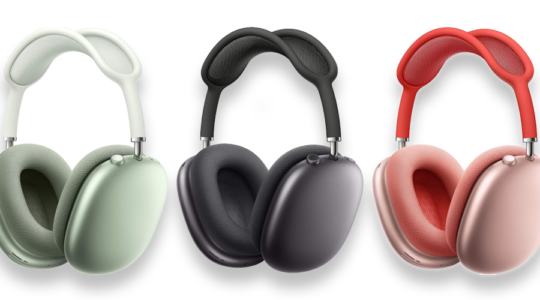 Die Over-Ear-Kopfhörer Apple Airpod Max in den Farben Lindgrün, Schwarz und Rosé vor weißem Hintergrund.
