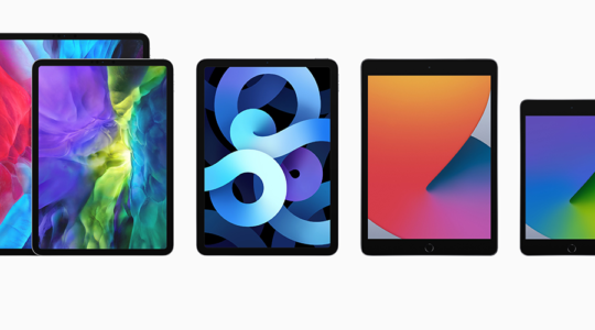 Vier Versionen des Apple iPad vor weißem Hintergrund.
