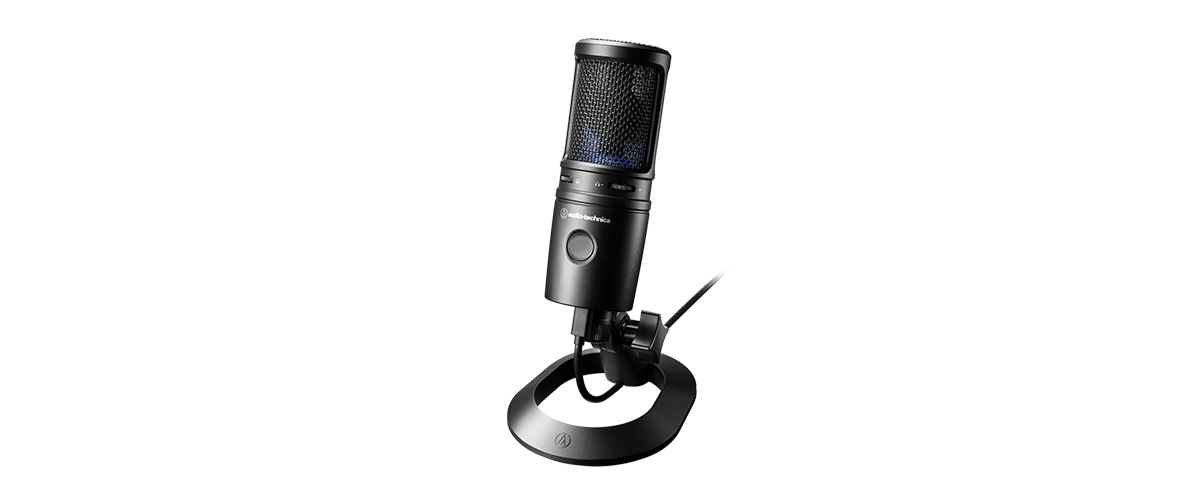 Das Audio Technica AT2020USB-X, ein schwarzes Streaming-Mikrofon, vor weißem Hintergrund.