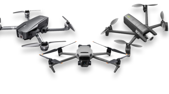 Drei Drohnen für den privaten Gebrauch vor weißem Hintergrund