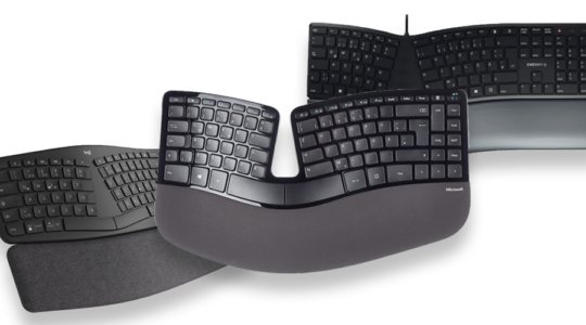 Drei schwarze ergonomische Tastaturen vor weißem HIntergrund. Ergonomische Tastaturen erkennt man an ihrer geschwungenen Form.