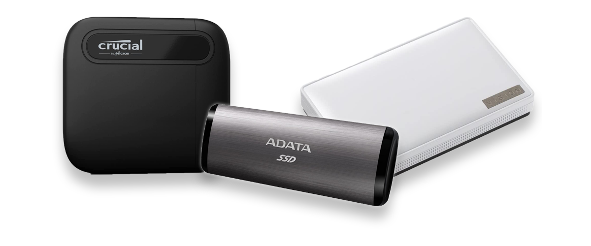 Drei externe SSDs der Hersteller Crucial, Adata und Gigabyte vor weißem Hintergrund