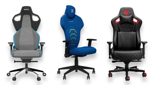 Drei Gaming-Stühle vor weißem Hintergrund. Zu sehen ist unter anderem der blaue Backforce V in der PCGH-Edition.