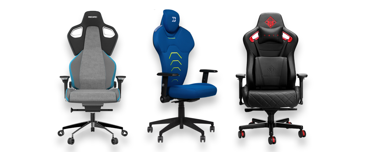 Drei Gaming-Stühle vor weißem Hintergrund. Zu sehen ist unter anderem der blaue Backforce V in der PCGH-Edition.