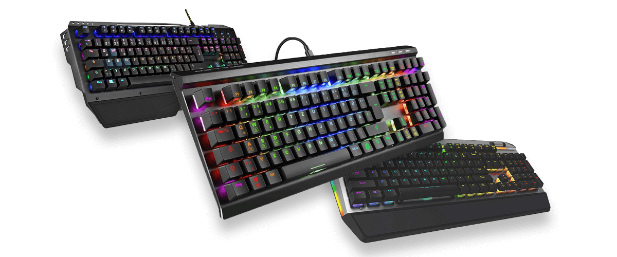 Drei Gaming-Tastaturen der Marken Sharkoon, Patriot und Snakebyte vor weißem Hintergrund.