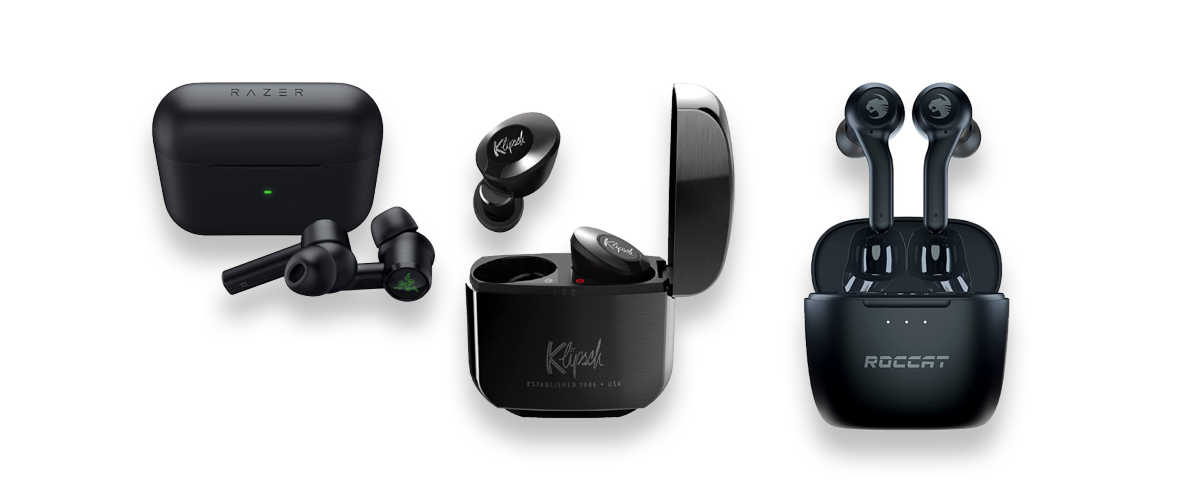 Drei verschiedene In-Ear-Kopfhörer der Machart True Wireless mitsamt den passenden Ladeetuis vor weißem Hintergrund