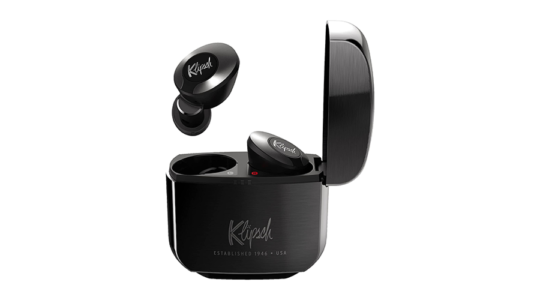 Die true wireless In-Ear-Kopfhörer T5 2 ANC von Klipsch mitsamt ihrem edlen Metall-Ladecase vor weißem Hintergrund.