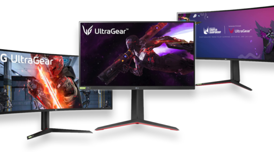 Drei Monitore von LG Ultragear vor weißem Hintergrund.
