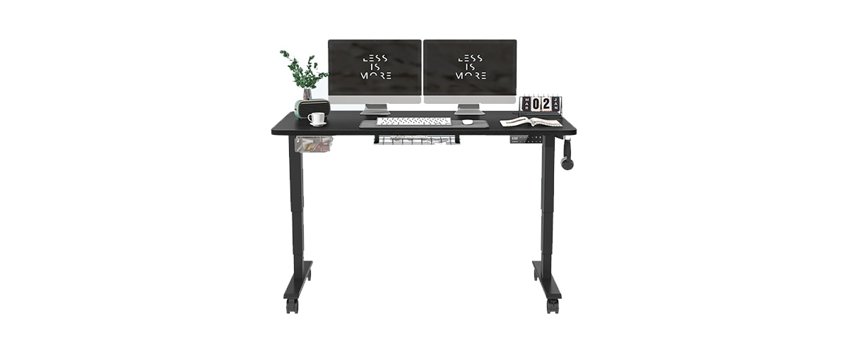 Der höhenverstellbare Schreibtisch S2 Pro Plus von Maidesite in schwarz vor weißem Hintergrund. Auf dem Tisch sind zudem 2 Monitore sowie Maus, Tastatur und eine Pflanze zu sehen.