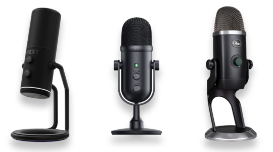 Drei schwarze Streaming-Mikrofone vor weißem Hintergrund.