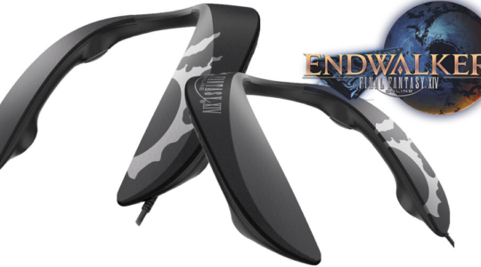 Der Nackenlautsprecher SC GN01 aus zwei verschiedenen Perspektiven sowie das Logo von Final Fantasy Endwalker vor weißem Hintergrund