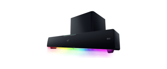 Die PC-Soundbar Razer Leviathan V2 Pro vor weißem Hintergrund. Auffällig ist die bunte RGB-Beleuchtung, die unterhalb der Soundbar projiziert wird.