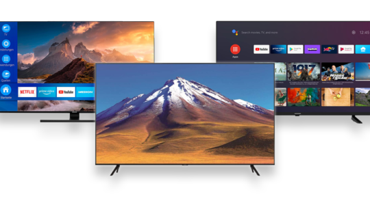 Drei Fernseher mit einer Bildschirmdiagonale von 55 Zoll vor weißem Hintergrund. Die TVs zeigen Landschaftsbilder beziehungsweise die Home-Seite des Betriebssystems.