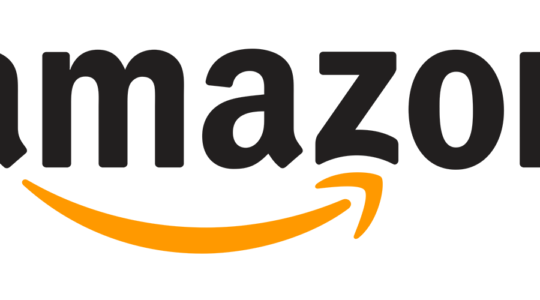 Das Amazon-Logo mit schwarzer Schrift und orangem Amazon-Pfeil vor weißem Hintergrund.