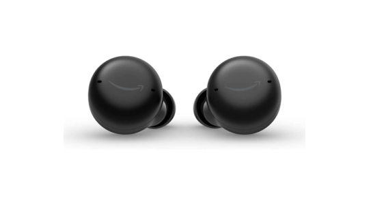 Die Echo Buds von Amazon vor weißem Hintergrund. Die beiden schwarzen Ohrhörer ziert in dunklem Grau das Amazon-Symbol, das wie ein lächelnder Smiley wirkt.