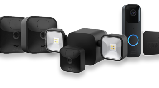 Verschiedene Überwachungsprodukte der Marke Blink vor weißem Hintergrund. Zu sehen sind kleine Kameras in verschiedenen Formaten.
