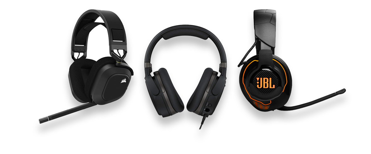 Drei schwarze Gaming-Headsets vor weißem Hintergrund. Zwei davon verfügen über RGB-beleuchtete Elemente, beispielsweise leuchten beim JBL-Headset ein oranger Ring sowie das JBL-Logo.