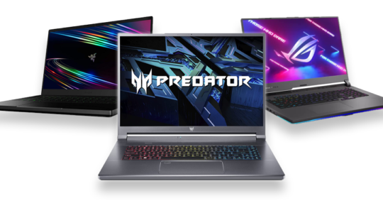 Drei Gaming-Laptops vor weißem Hintergrund