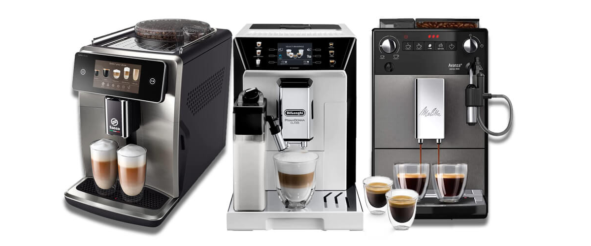 Drei elegante Kaffeevollautomaten vor weißem Hintergrund. Bei jeder stehen ein oder zwei durchsichtige Tassen mit frisch gebrühtem Kaffee unter der Kaffeedüse.