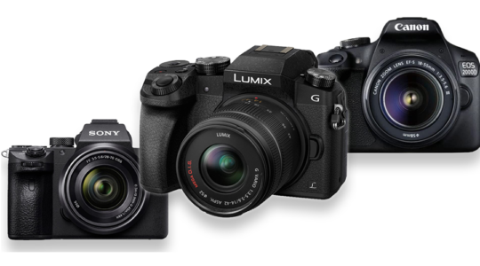 Drei Kameras vor weißem Hintergrund. Zu sehen sind Modelle von Sony, Panasonic und Canon, allesamt schwarz.