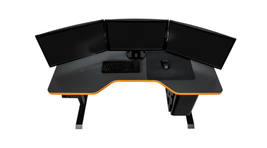 Ein höhenverstellbarer Gaming-Schreibtisch von Leetdesk vor weißem Hintergrund. Der Tisch ist schwarz mit orangen Zier-Elementen. Auf dem Leetdesk stehen 3 Monitore, außerdem sind eine Tastatur, eine Maus und ein Mauspad (alles in Schwarz) zu sehen.