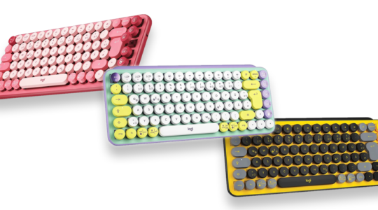 Die farbenfrohe Bluetooth-Tastatur Logitech POP Keys in drei Farbvariationen vor weißem Hintergrund.