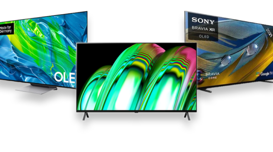 Drei OLED-Fernseher vor weißem Hintergrund. Die Bildschirme zeigen brillante, farbenfrohe abstrakte Bilder, um die Farbqualität der TVs zu beweisen.