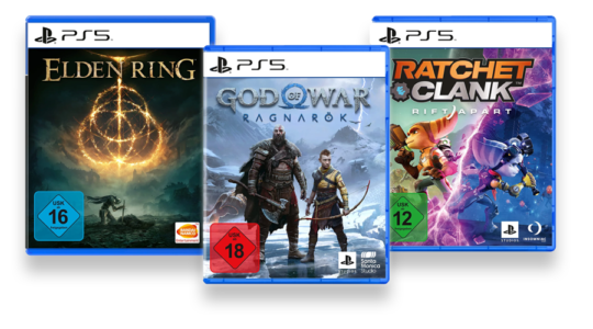 Die Verpackungen der PS5-Spiele Gof of War, Elden Ring und Ratchet & Clank vor weißem Hintergrund