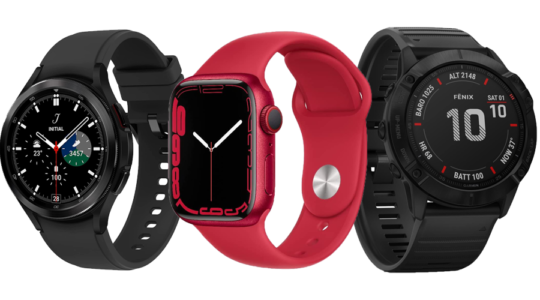 Drei Smartwatches vor weißem Hintergrund. Links und Rechts sieht man zwei schwarze Modelle, in der Mitte sticht die rote Apple Watch 7 hervor.
