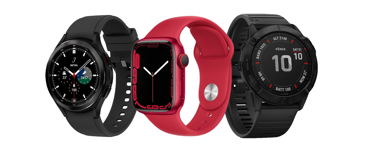 Drei Smartwatches vor weißem Hintergrund. Links und Rechts sieht man zwei schwarze Modelle, in der Mitte sticht die rote Apple Watch 7 hervor.
