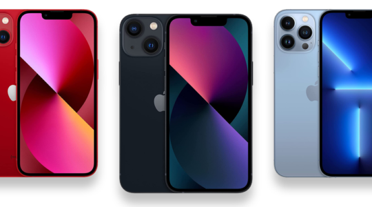 Verschiedene Modelle des iPhone 13 vor weißem HIntergrund. Die Handys sind in den Farben Rot, Anthrazit und Hellblau zu sehen.