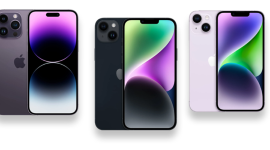 Das iPhone 14 in drei verschiedenen Farb-Varianten vor weißem Hintergrund. Zu sehen ist das Smartphone in den Farben Taupe, Schwarz und Weiß.