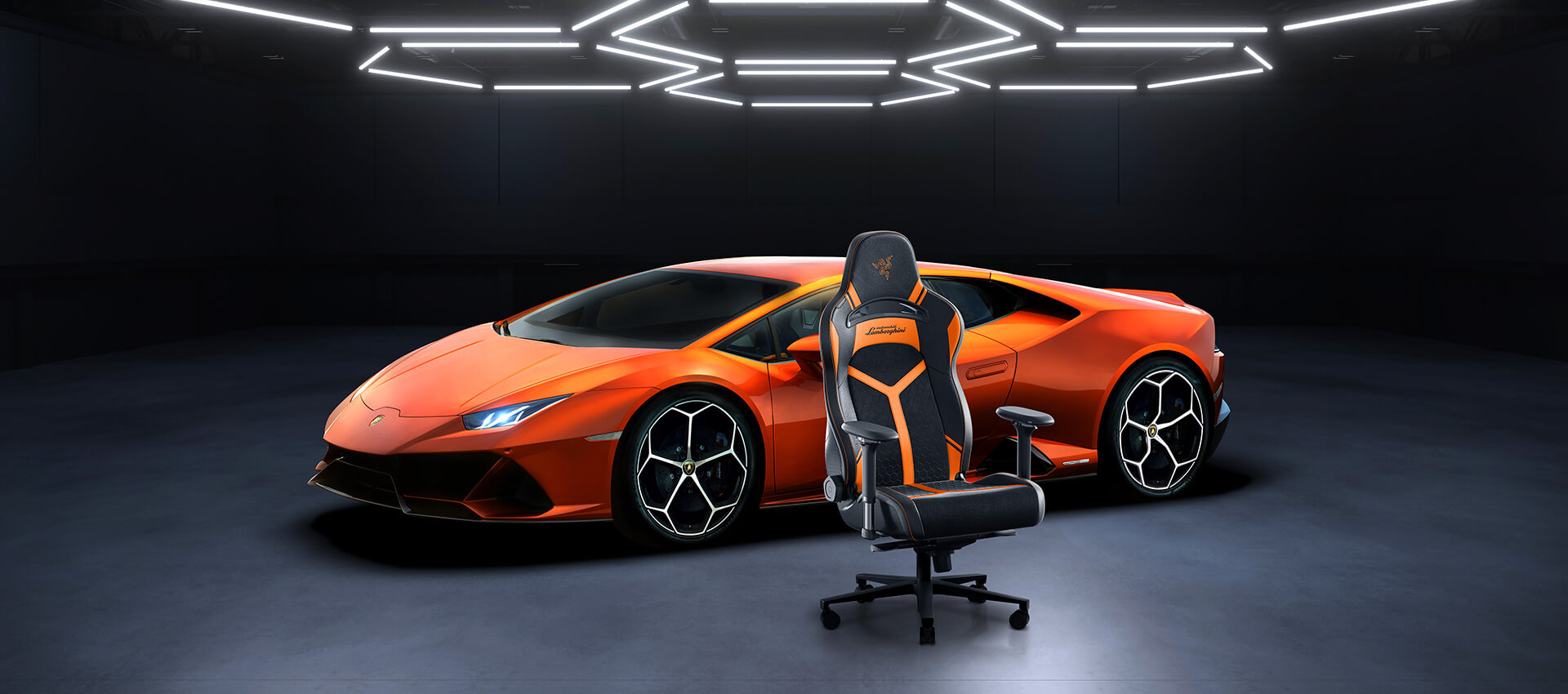 Der Gaming-Stuhl Razer ENki Pro in Lamborghini-OPtik vor einem orangen Lamborghini.