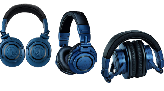 Der Over-Ear-Kopfhörer ATH-M50xBT2DS von Audio Technica in der Deep Sea Edition, also in dunklem Blau, von vorne, von der Seite und zusammengeklappt vor weißem Hintergrund