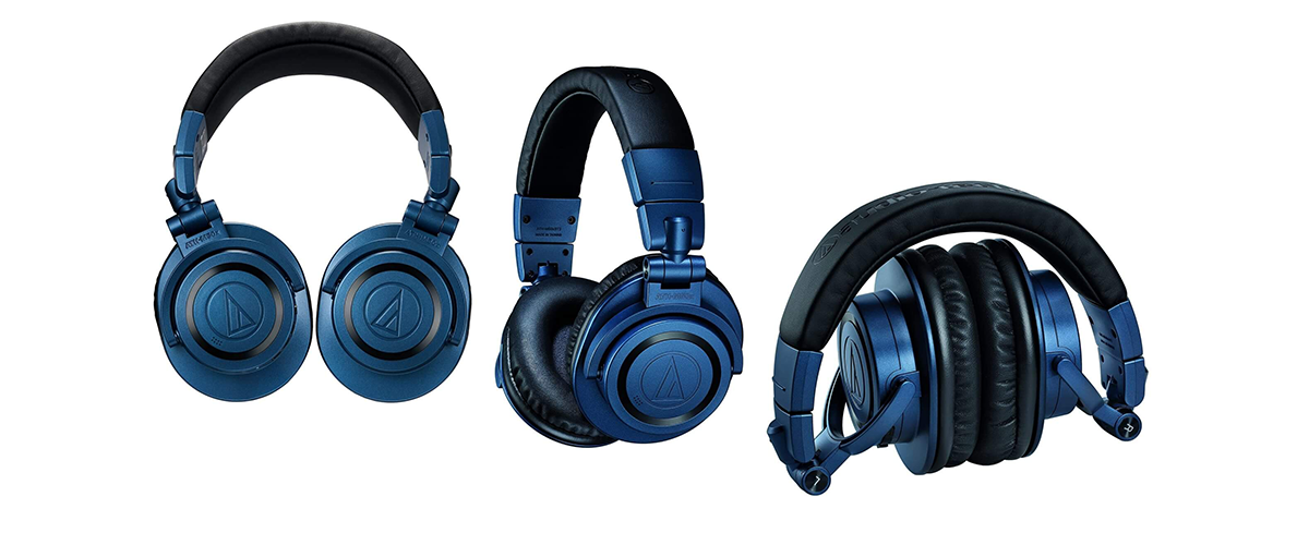 Der Over-Ear-Kopfhörer ATH-M50xBT2DS von Audio Technica in der Deep Sea Edition, also in dunklem Blau, von vorne, von der Seite und zusammengeklappt vor weißem Hintergrund