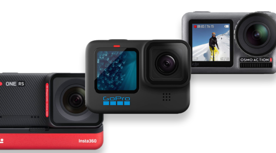 Drei Action-Kameras vor weißem HIntergrund. Abgebildet sind die GoPro Hero 11 Black sowie zwei Modelle von DJI und Insta360.