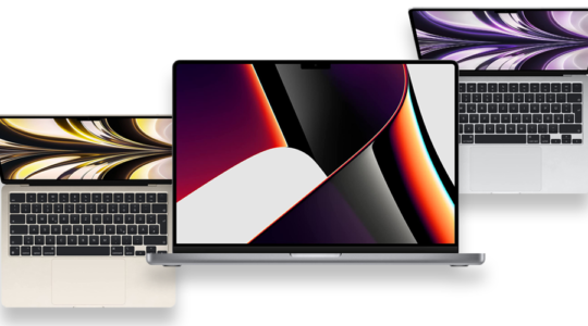 Drei Modelle des Apple MacBook vor weißem Hintergrund.